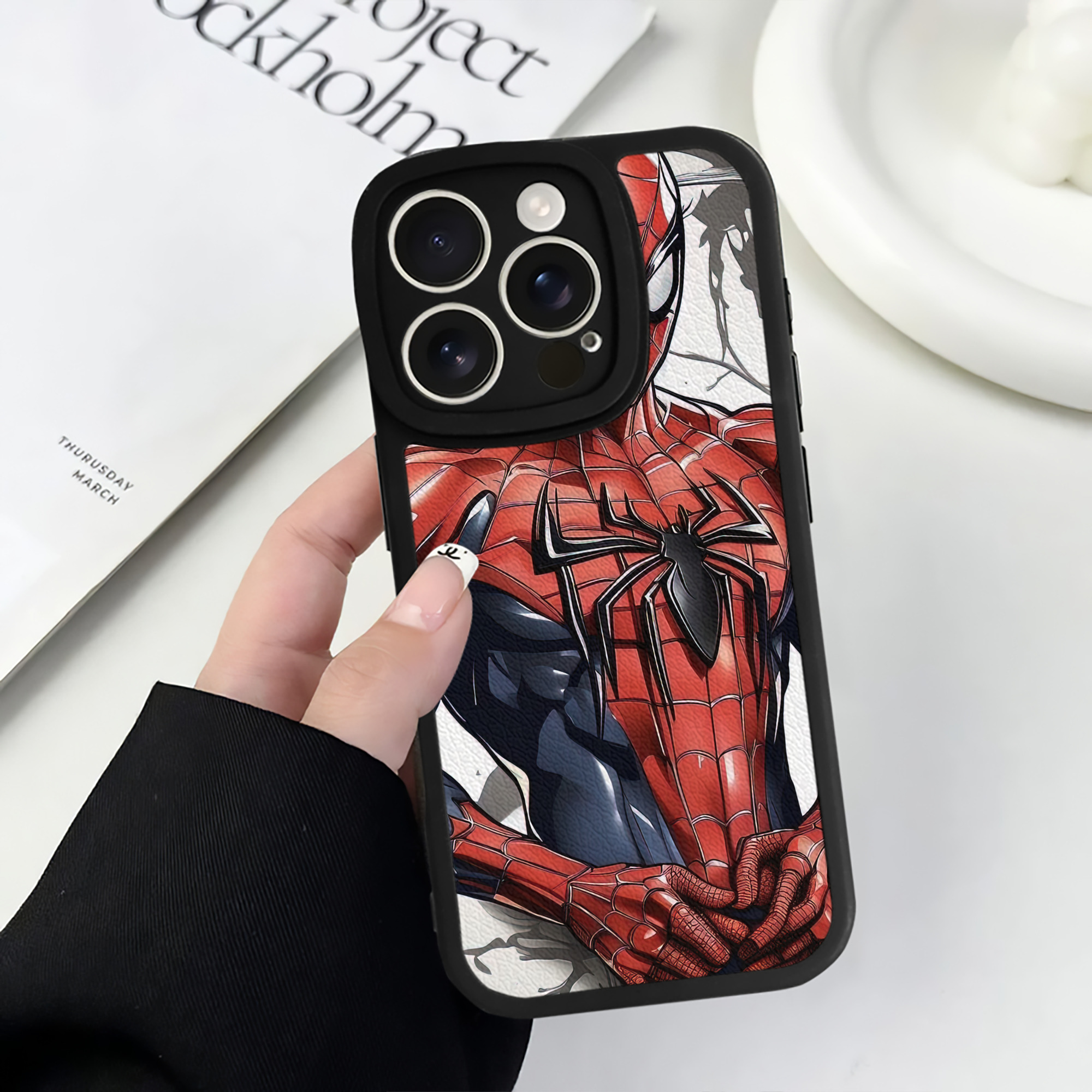 Spider Man スパイダーマン 【iPhone 16シリーズ対応】シリコンスマホケース（レザー調） 材質：シリコン
